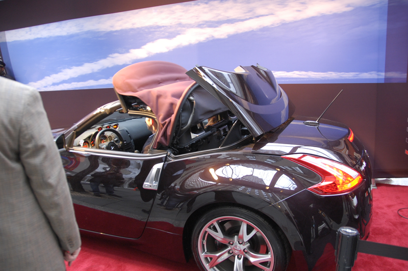 Illustration for article titled 2010 Nissan 370Z Roadster Drops Top Live In New York